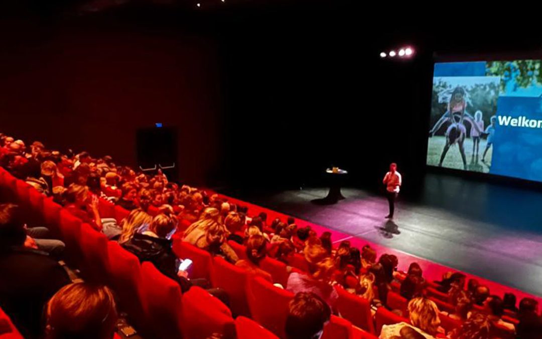 200 Nunspeetse betrokken ouders praten over schermgebruik en smartphones